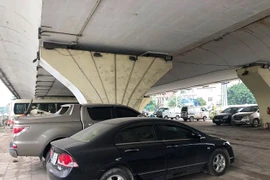 Bấp chấp yêu cầu của Bộ GTVT, bãi trông xe gầm cầu Hà Nội vẫn nhộn nhịp