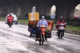 Người Hà Nội trùm áo mưa, co ro trong đợt rét đậm đầu mùa