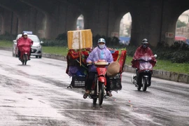 Người Hà Nội trùm áo mưa, co ro trong đợt rét đậm đầu mùa