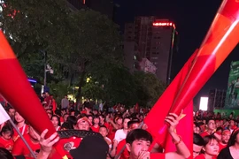 Người dân TP HCM đội mưa cổ vũ ĐT Việt Nam