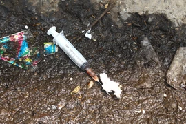 Ảnh: Kinh hãi phố Gầm Cầu nhan nhản kim tiêm dính máu