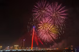 Video pháo hoa rực rỡ bừng sáng bầu trời Đà Nẵng 