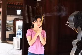 Ảnh: Sĩ tử ùn ùn đến Văn Miếu cầu may để vượt vũ môn