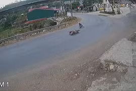 Video: Khúc cua “tử thần” khiến xe máy cứ đi qua là ngã