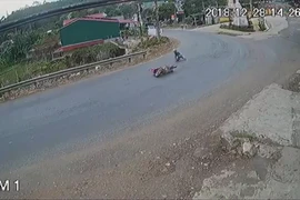 Video: Khúc cua “tử thần” khiến xe máy cứ đi qua là ngã