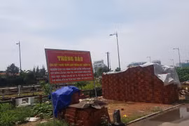 TP HCM: Dân thách thức “tử thần”, chiếm dụng hành lang đường sắt