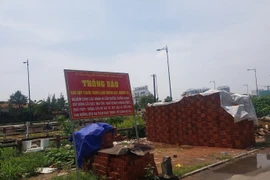 TP HCM: Dân thách thức “tử thần”, chiếm dụng hành lang đường sắt