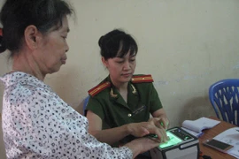 Đến từng nhà dân cấp CMT cho người già yếu, tàn tật