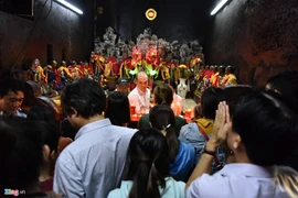 Chùa Ngọc Hoàng đông nghẹt người tới cầu tình duyên, con cái