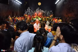 Chùa Ngọc Hoàng đông nghẹt người tới cầu tình duyên, con cái