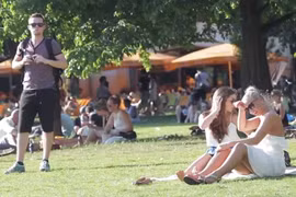 Cười té ghế với cảnh troll chụp hình phun nước