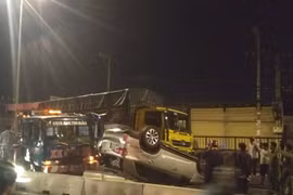 Ô tô lật ngửa sau va chạm, 4 người mắc kẹt trong xe hoảng loạn cầu cứu