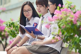 Teen Việt - Úc Hà Nội khoe dáng trong đồng phục bắt mắt