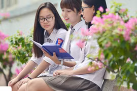 Teen Việt - Úc Hà Nội khoe dáng trong đồng phục bắt mắt