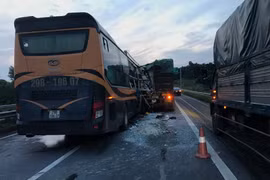 Xe khách đâm đuôi xe đầu kéo, hàng chục khách náo loạn trên cao tốc