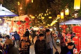 Chợ hoa Tết truyền thống hút khách về đêm