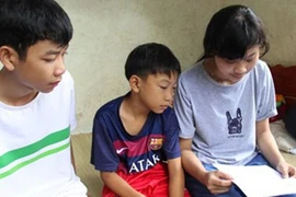 Nữ sinh khoe giấy báo đỗ đại học lên bàn thờ rồi giấu kín