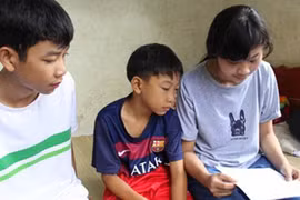 Nữ sinh khoe giấy báo đỗ đại học lên bàn thờ rồi giấu kín