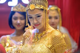 Chiêm ngưỡng áo cưới làm từ vàng ròng cực độc đáo