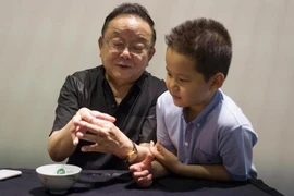 'Hòa Thân' Vương Cương 71 tuổi phải làm việc đến 4h sáng nuôi con nhỏ