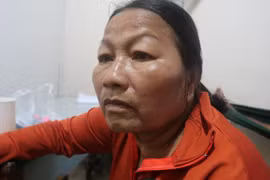 Xót xa cảnh người mẹ ôm hũ hài cốt của con trai đi chạy thận