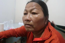 Xót xa cảnh người mẹ ôm hũ hài cốt của con trai đi chạy thận