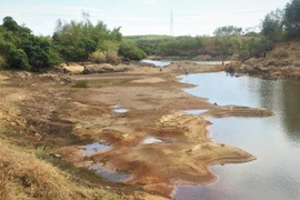 Miền Trung sông hồ cạn trơ đáy vì khô hạn kỷ lục