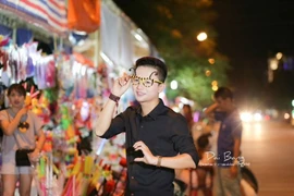 “Cậu đồng đẹp trai nhất VN” tạo dáng trên phố Trung thu