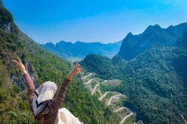 “Nín thở” phượt đèo 14 tầng dựng đứng đáng sợ nhất Việt Nam