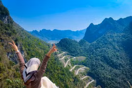 “Nín thở” phượt đèo 14 tầng dựng đứng đáng sợ nhất Việt Nam