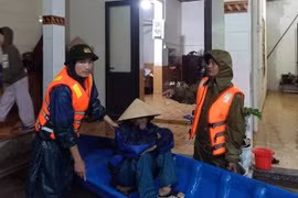 Công an xã chạy bộ 2 km để đưa thuyền đến cứu dân vùng ngập