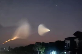 Vệt sáng lạ hình 'con sứa' xuất hiện trên bầu trời gây xôn xao