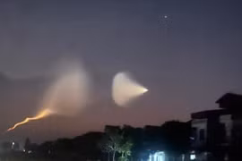 Vệt sáng lạ hình 'con sứa' xuất hiện trên bầu trời gây xôn xao