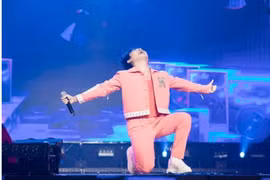 Bị khán giả 'giật mic' không cho hát, biểu cảm Trúc Nhân lạ lắm!