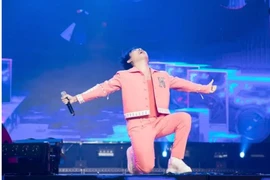 Bị khán giả 'giật mic' không cho hát, biểu cảm Trúc Nhân lạ lắm!