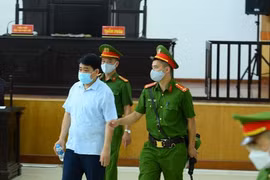 Ông Nguyễn Đức Chung nộp bệnh án và 85 bằng khen, giấy khen đến tòa án