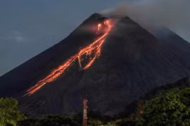 Cảnh sát quay cảnh núi lửa phun trào khi tìm kiếm người mất tích