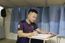 Ăn cơm độn sắn, chàng học trò người Mông xuống núi tìm chữ