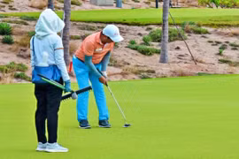 Nữ caddie tiết lộ chuyện căng thẳng trên sân golf