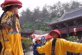 Hòa Thân sung sướng khoe Kỷ Hiểu Lam được ban “áo miễn tội chết”