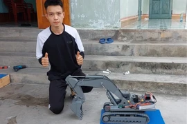 Độc đáo chàng trai Hải Dương chế tạo mô hình máy như thật