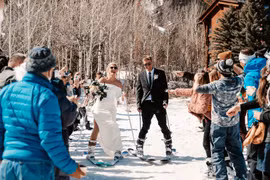 Trượt tuyết từ đỉnh núi 1.260 m trong trang phục cưới