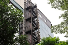 Chung cư mini, khách sạn tại Hà Nội chi trăm triệu đồng lắp thang thoát hiểm