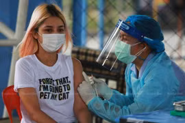 Thái Lan có số ca mắc Covid-19 cao kỷ lục, Campuchia chạy đua dập dịch