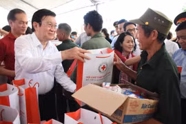 Tặng quà các Mẹ VNAH, gia đình thương binh, liệt sỹ tại Hà Giang