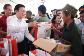 Tặng quà các Mẹ VNAH, gia đình thương binh, liệt sỹ tại Hà Giang