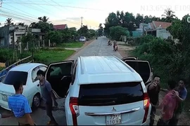 Đi xe 7 chỗ không được vượt, 7 người chặn đầu 'dằn mặt' tài xế xe tải