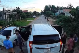 Đi xe 7 chỗ không được vượt, 7 người chặn đầu 'dằn mặt' tài xế xe tải
