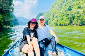 Du khách khám phá, trải nghiệm vẻ đẹp của hồ Ba Bể