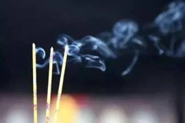 Từ xưa người ta đốt ba nén hương, ba nén hương tượng trưng điều gì?